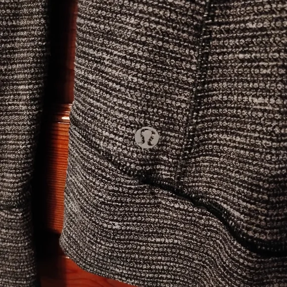Size 4 Lululemon Half Zip - Picture 4 of 5
